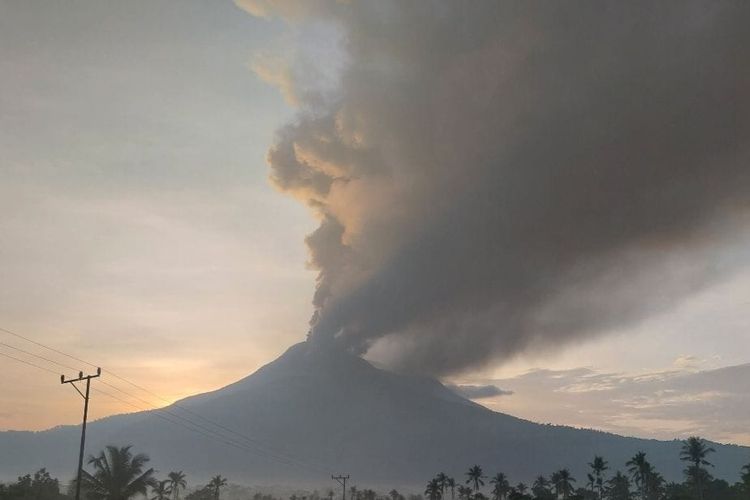 Visual gunung api Lewotobi Laki-laki pada Sabtu (6/1/2024) pukul 05.50 Wita