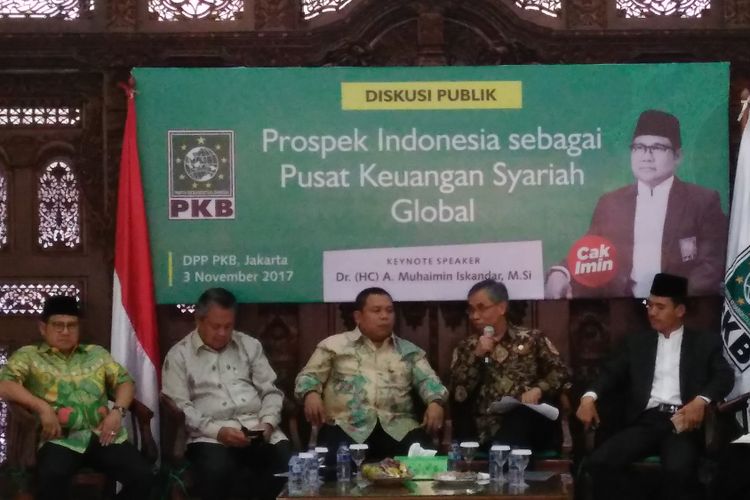 Deputi Gubernur Bank Indonesia (BI) Perry Warjiyo dan Ketua Dewan Komisioner Otoritas Jasa Keuangan (OJK) Wimboh Santoso saat diskusi mengenai keuangan syariah di Kantor Dewan Pimpinan Pusat (DPP) Partai PKB, Jakarta, Jumat (3/11/2017).