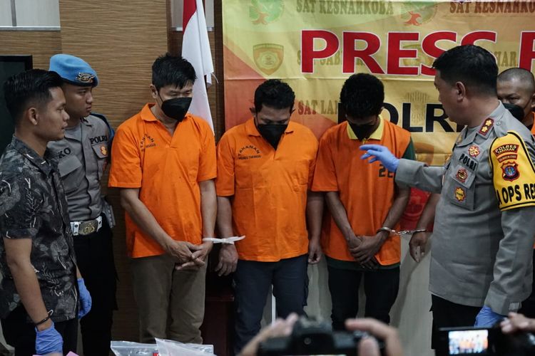 Polisi menetapkan tiga tersangka dalam perkara bisnis prostitusi di salah satu hotel di Kota Tarakan, Kaltara