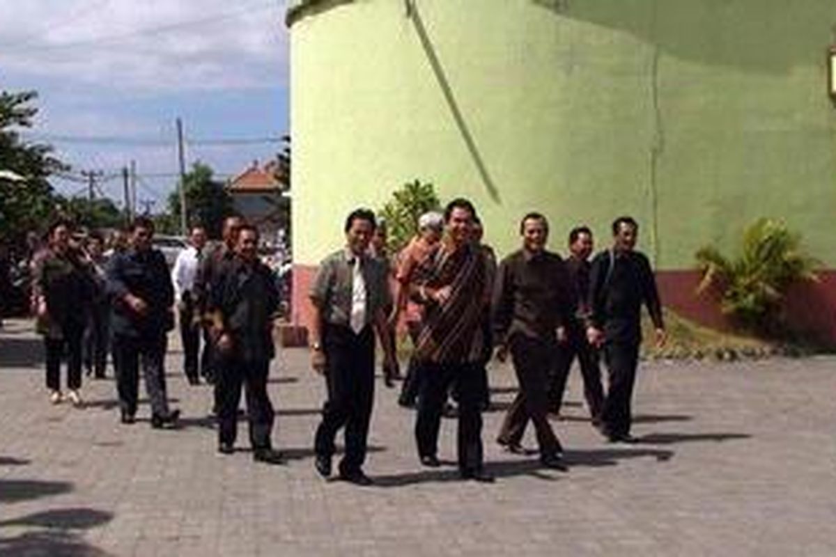 Rombongan komisi III DPR RI yang dipimpin Aziz Syamsuddin ini tiba di Lapas Kerobokan Denpasar, Kamis (30/06/2011) siang. Para anggota dewan ini ingin melihat langsung kondisi kerusakan LP Kerobokan usai kerusuhan Sabtu.