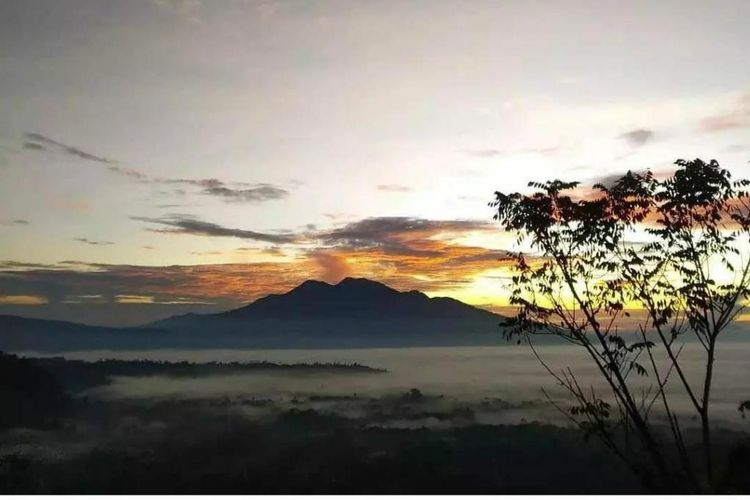 Pemandangan sunrise di Desa Wisata Sunrise Hill Petik Bintang Lampung
