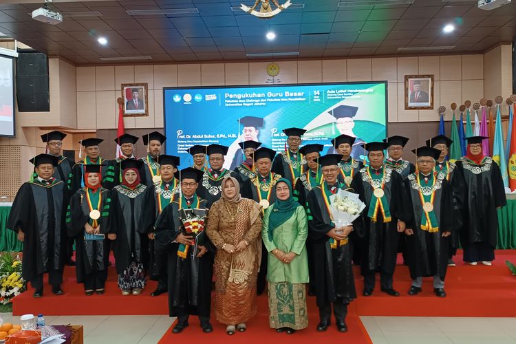 Abdul Sukur dan Totok Bintoro dikukuhkan menjadi guru besar tetap UNJ di Kampus A UNJ pada Selasa, 14 November 2023.