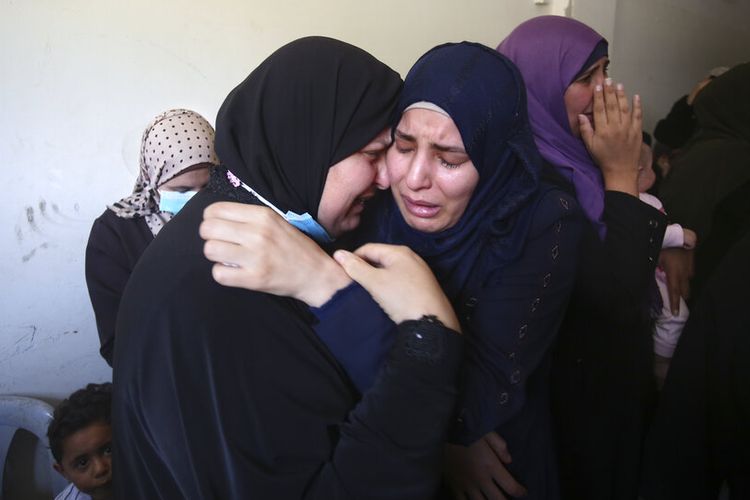 Peaksi para pelayat dalam pemakaman anggota Brigade Izzedine al-Qassam, sayap militer gerakan Hamas, yang tewas dalam pemboman terowongan oleh Israel, di Khan Younis, Jalur Gaza selatan, Jumat, 21 Mei 2021.