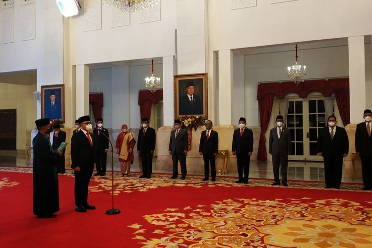 Menteri Pendayagunaan Aparatur Negara dan Reformasi Birokrasi (MenpanRB) Abdullah Azwar Anas saat dilantii oleh Presiden Joko Widodo di Istana Negara, Rabu (7/9/2022).