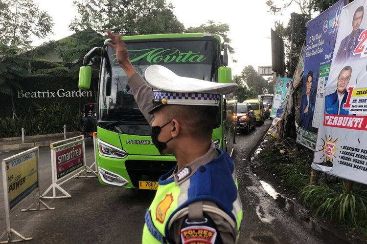 Polisi mengatur arus lalu lintas di jalur wisata kawasan Lembang, Kabupaten Bandung Barat (KBB), Jawa Barat, Senin (25/12/2023).