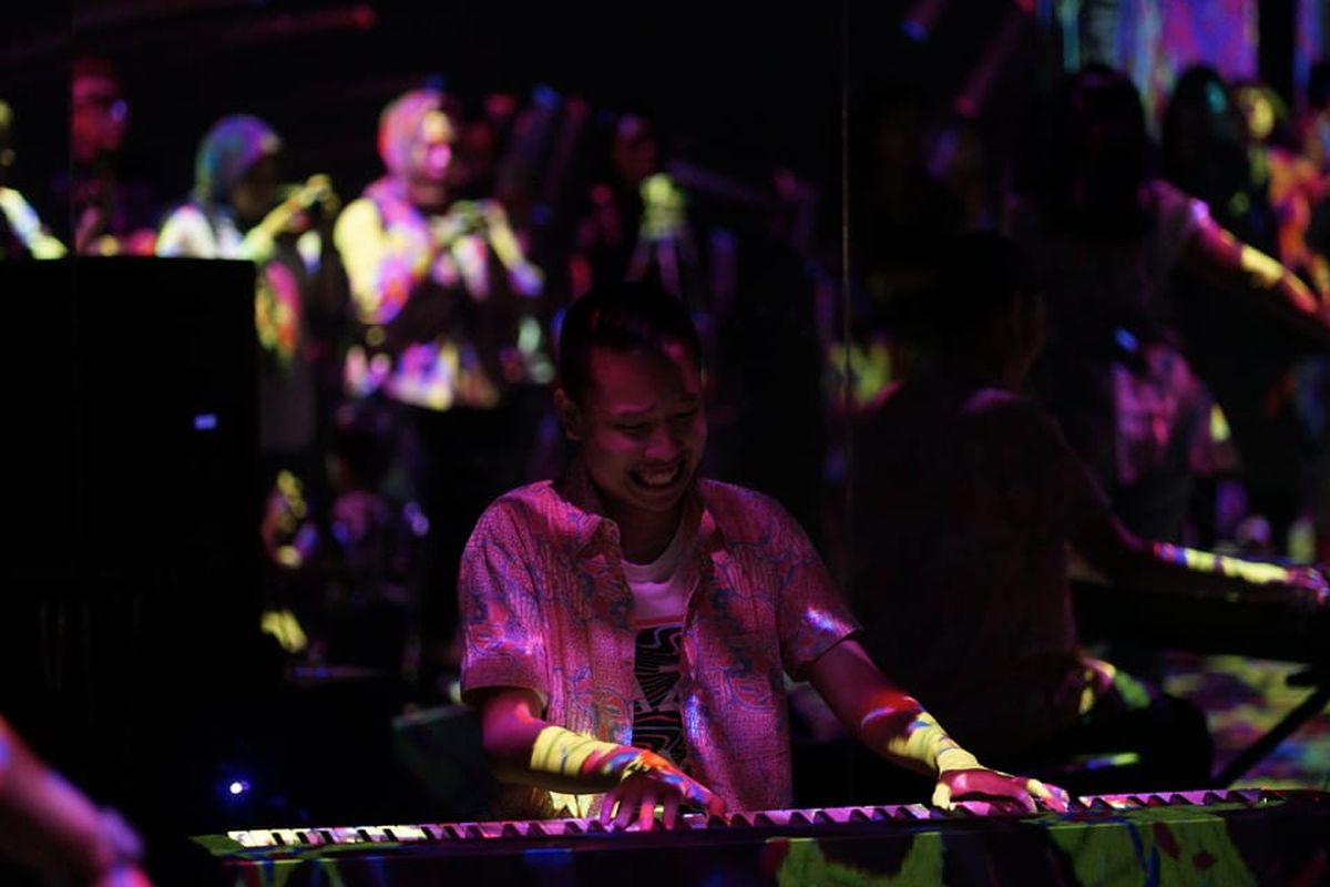 Memeringati Hari Anak, kelompok Soundkestra tampil di teamLab Future Park and Animals of Flowers, Symbiotic Lives mal Gandaria City Jakarta (24/7/2019).

