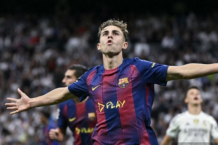Gelandang Barcelona, Fermin Lopez, merayakan gol pertamanya pada laga Liga Spanyol antara Real Madrid CF dan FC Barcelona di stadion Santiago Bernabeu di Madrid pada 26 Oktober 2025.