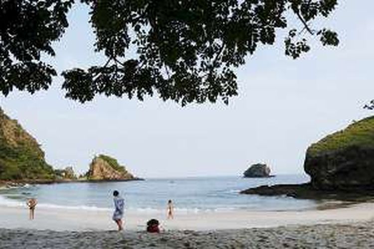 Wisatawan mancanegara menikmati keindahan dan kesunyian Pantai Koka di Kabupaten Sikka, Nusa Tenggara Timur, 4 Agustus 2016. Pantai ini merupakan salah satu wisata unggulan yang ditawarkan di Sikka, selain kekayaan budaya dan keunikan masyarakatnya.