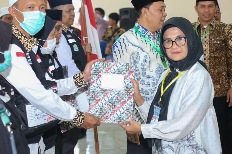 Wali Kota Pematangsiantar Susanti Dewayani melepas calon jemaah haji/hajjah kloter lima Provinsi Sumut, Jumat (17/5/2024). 