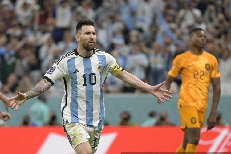 Lionel Messi merayakan gol penalti dalam laga perempat final Piala Dunia 2022 antara Belanda vs Argentina di Stadion Lusail, Doha, Qatar, 9 Desember 2022. (Photo by JUAN MABROMATA / AFP)