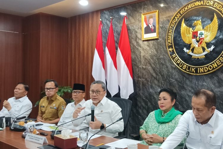 Menteri Koordinator Bidang Pangan Zulkifli Hasan (Zulhas) saat memimpin rapat koordinasi Satuan Tugas (Satgas) Nasional Percepatan Pembentukan Koperasi Desa/Kelurahan Merah Putih di Kantor Kemenko Pangan, Jakarta, pada Senin (29/9/2025).  