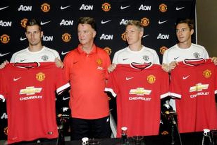 (Dari kiri ke kanan) Morgan Schneiderlin, Louis van Gaal, Bastian Schweinsteiger dan Matteo Darmian.