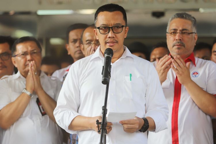 Menpora Imam Nahrawi (tengah) didampingi Jajaran Kemenpora memberikan keterangan pers pengunduran dirinya di Kantor Kemenpora, Jakarta, Kamis (19/9/2019). Imam Nahrawi resmi mengundurkan diri dari jabatan Menpora usai ditetapkan sebagai tersangka kasus dugaan suap pemberian dana hibah KONI.