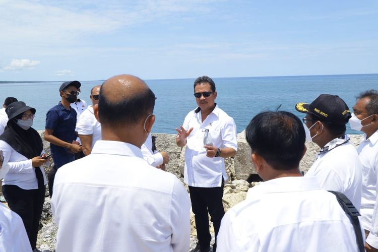 Menteri Kelautan dan Perikanan (KP) Sakti Wahyu Trenggono saat mengunjungi Sentra Kelautan Perikanan Terpadu (SKPT) Rote Ndao, Kabupaten Rote Ndao, Nusa Tenggara Timur (NTT), Rabu (1/12/2021).