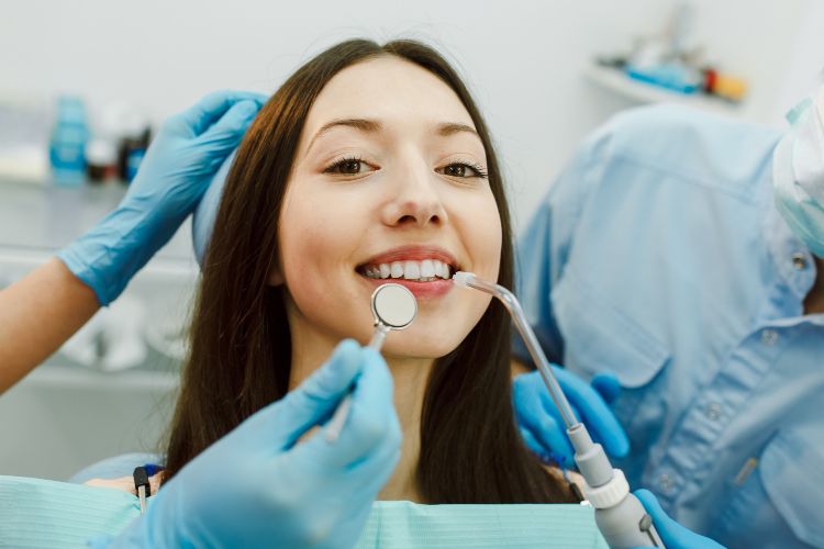 Cara Modern Bikin Membersihkan Karang Gigi Tak Ngilu Lagi