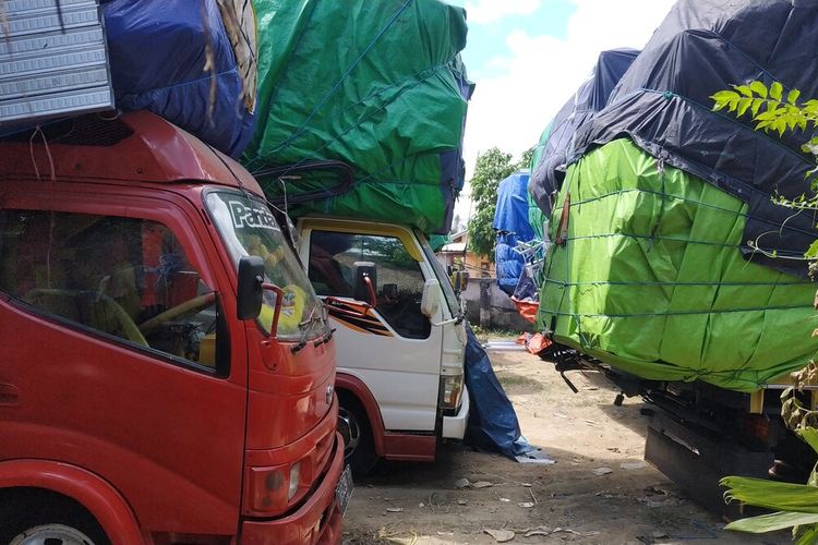 puluhan sopir truk expedisi tujuan Jawa-Bali-Sumba terlantar di Lombok Barat 2 hingga 3 bulan terakhir ini, Kamis (2/9/2021) mereka menyampaikan keluhannya karena tak kunjung jelas nasib mereka mengingat jadwal kapal Egon tujuan Sumba tak kunjung tiba. Mereka kesulitan makanan karena persediaan uang semakin menipis.