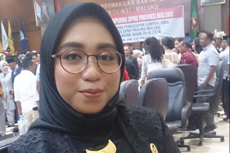 Gadis Siti Nadia Umasugi (24) politisi Partai Golkar yang ikut dilantik sebagai Anggota DPRD Maluku periode 2019-2019 di Kantor DPRD Maluku, Senin (16/9/2019)