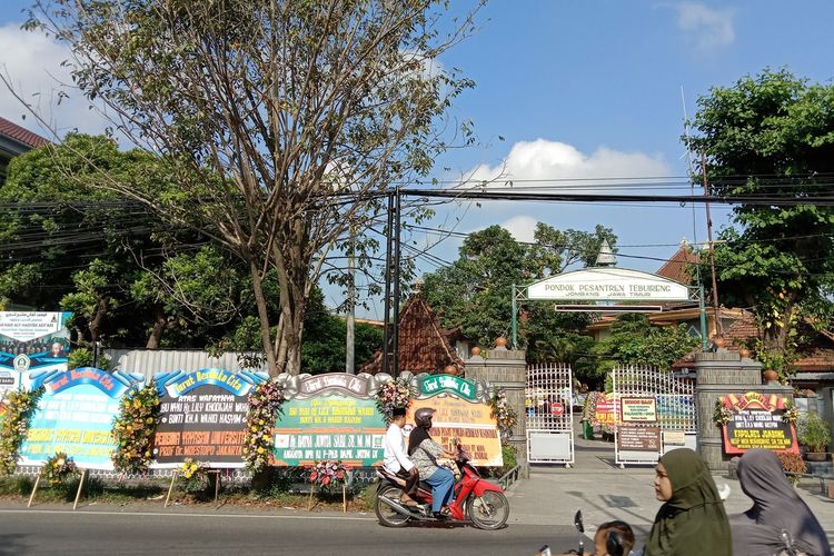 Persiapan pemakaman Adik kandung Gus Dur, Lily Chodijah Wahid atau yang akrab dipanggil Lily Wahid, di Pesantren Tebuireng, Jombang, Jawa Timur, Selasa (10/5/2022))