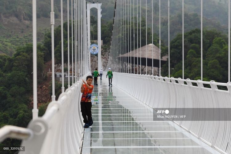 Jembatan kaca Bach Long di Vietnam, diklaim sebagai jembatan kaca terpanjang di dunia
