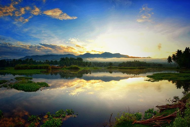 Pesona pemandangan Danau Petintis di Kecamatan Suwawa Kabupaten Bone Bolango. Danau mungil ini menjadi obyek wisata yang menarik bagi semua kalangan.