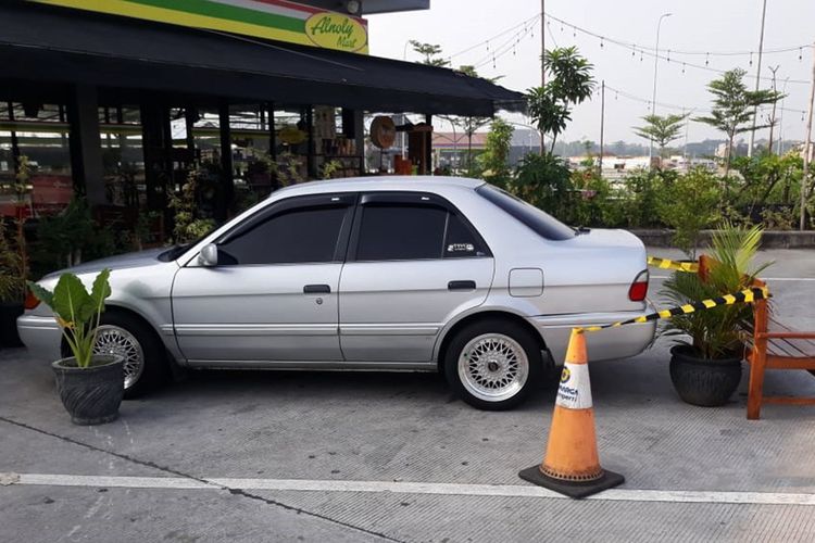 Sebuah mobil  sedan Toyota soluna dilaporkan telah terpakir selama 2 hari di area parkir sebuah  toko di rest area tol JM 575 A Ngawi. Diduga moil tersebut milik pemudik yang mengindari operasi penyekatan di pintu exit tol Ngawi, ternyata dotongal kencan oleh pemilik.