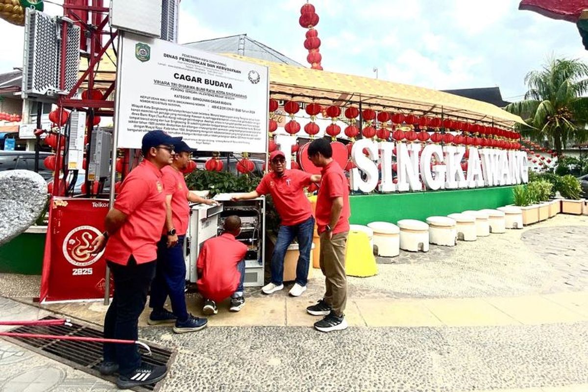 Telkomsel mendukung acara Cap Go Meh di Singkawang dan Pontianak. 