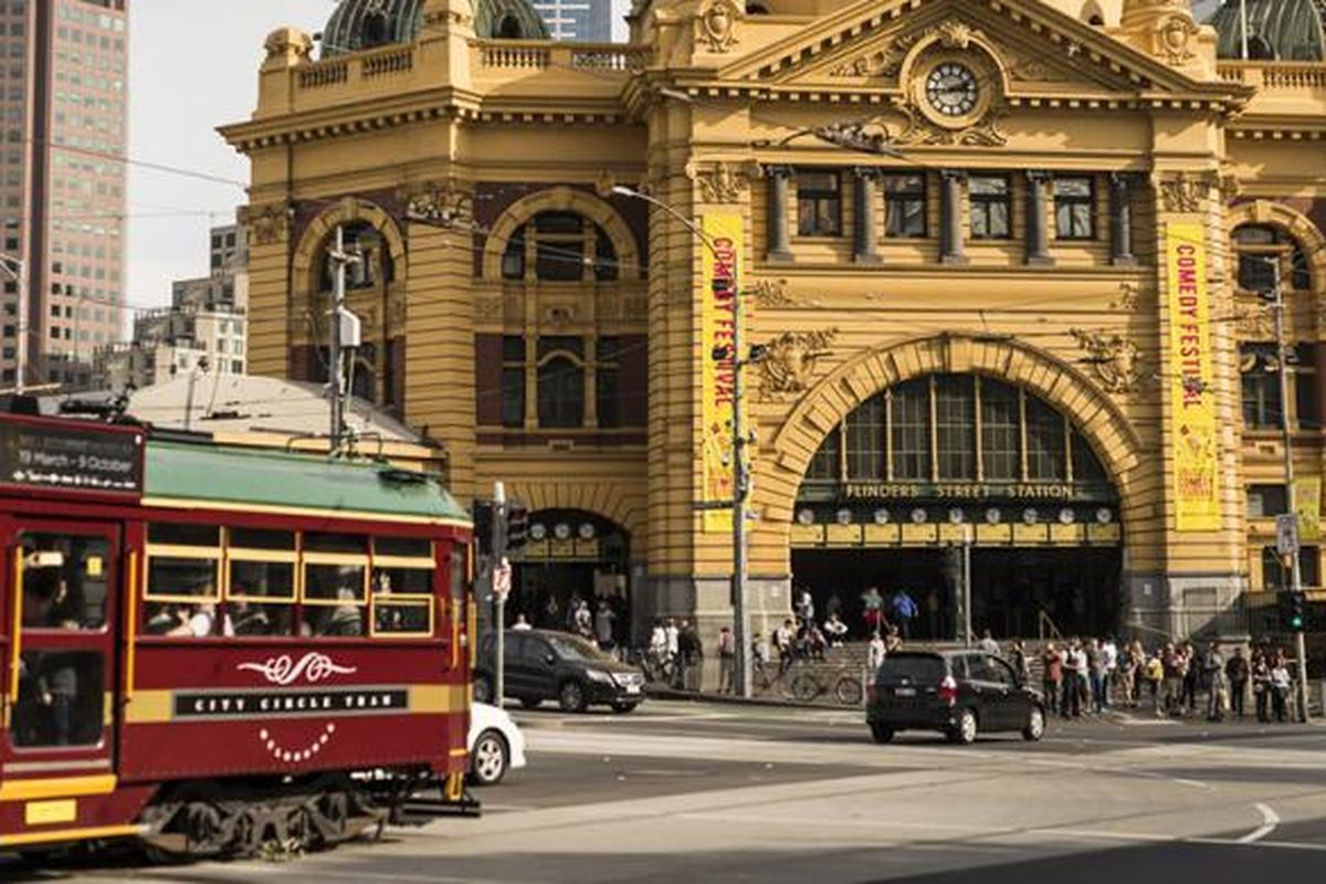 Album foto liburan Anda belum lengkap bila belum berpose dengan tram yang jadi ikon transportasi di Kota Melbourne.