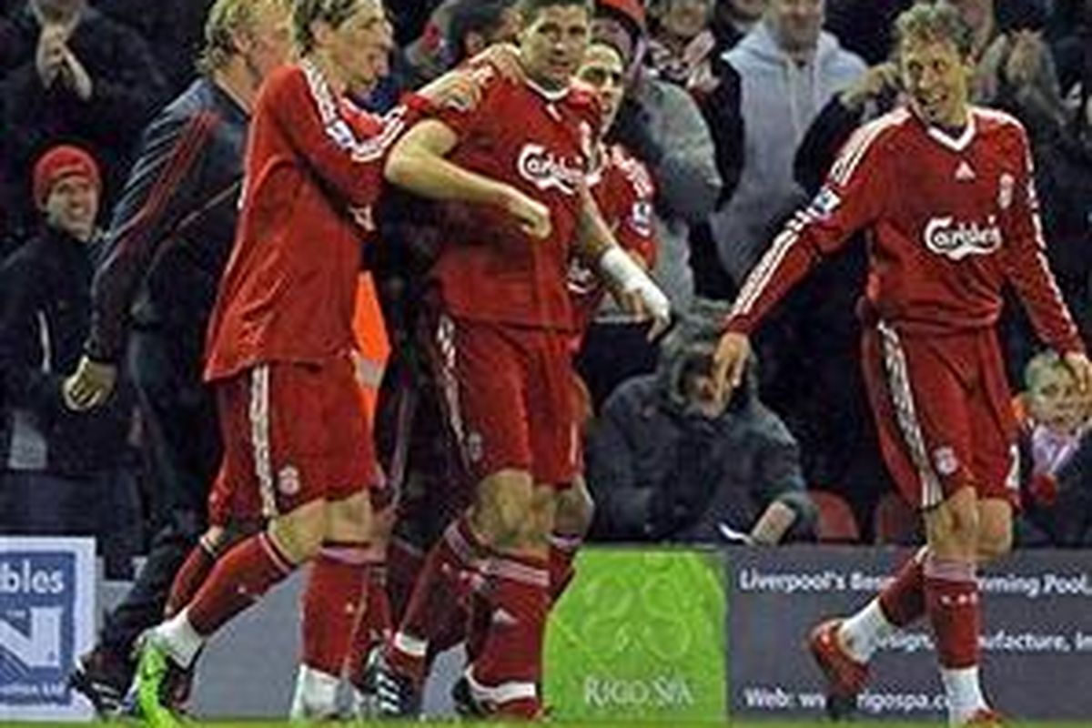 Kapten Liverpool, Steven Gerrard (tengah), merayakan gol ke gawang Wolverhampton Wanderers, dalam lanjutan Premier League, Sabtu (26/12/2009).