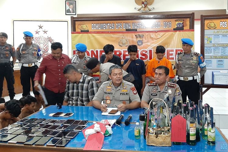 Kabid Humas Polda DIY Kombes Pol Yuliyanto dan Kapolresta Yogyakarta Kombes Pol Armaini saat jumpa pers terkait kericuhan di Stadion Mandala Krida. Tiga orang tersangka bersama puluhan orang yang diamankan turut dihadirkan termasuk 19 molotov yang ditemukan.