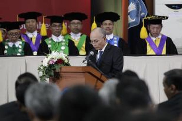 Irwan Oetama, membacakan pidato yang ditulis Jakob Oetama, dalam acara Penganugerahan Gelar Doktor Honoris Causa Bidang Ilmu Jurnalisme kepada Jakob Oetama, di Kantor Kementerian Pendidikan dan Kebudayaan, Jakarta, Jumat (5/9/2014). Gelar ini diberikan oleh Universitas Sebelas Maret Surakarta sebagai pengakuan dan apresiasi terhadap Jakob Oetama untuk dedikasinya di dunia jurnalisme. KOMPAS IMAGES/RODERICK ADRIAN MOZES