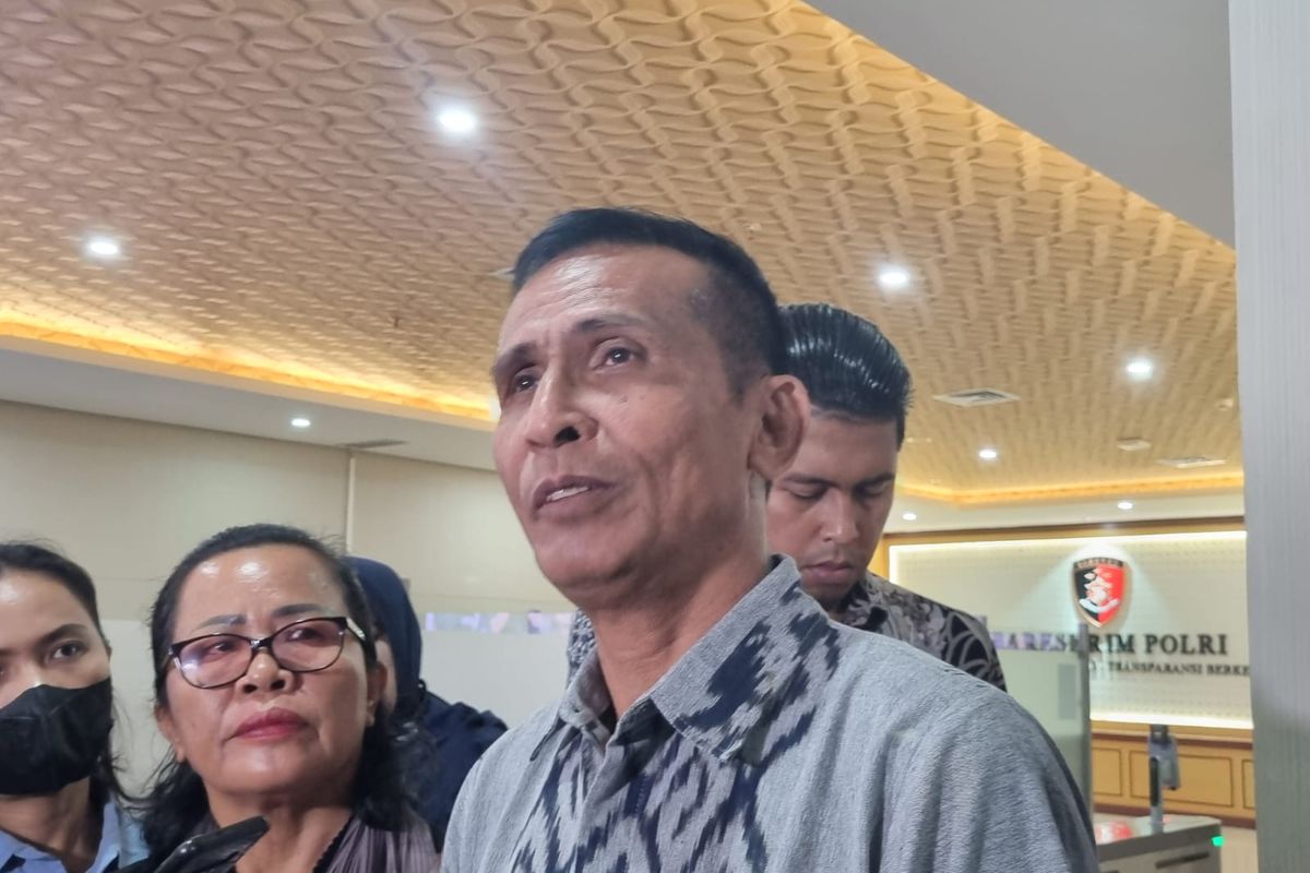 Ayah Brigadir J,  Samuel Hutabarat di Lobi Bareskrim, Mabes Polri, Jakarta, Jumat (17/2/2023).