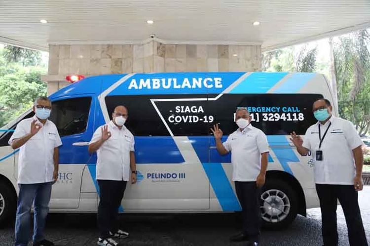 Ambulans diberikan langsung oleh Direktur Utama Pelindo III U Saefudin Noer kepada Direktur Utama RS PHC Abdul Rofid Fanany. 
