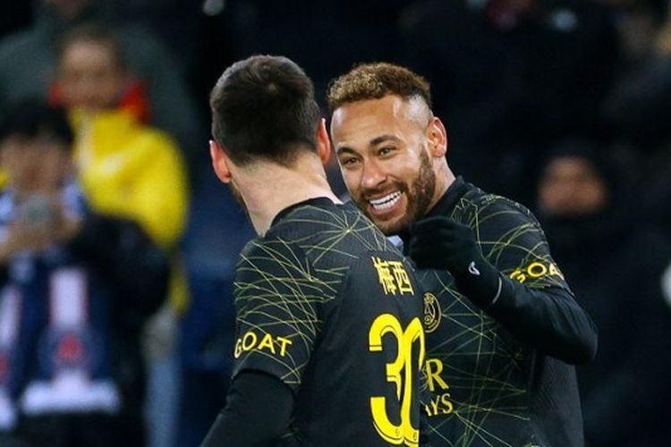 Neymar (kanan) merayakan gol yang ia cetak dalam laga Paris Saint-Germain vs Reims bersama Lionel Messi. Laga PSG vs Reims pada pekan ke-20 Ligue 1 2022-2023 tersebut digelar di Stadion Parc des Princes, Paris, pada Minggu (29/1/2023) malam waktu setempat.