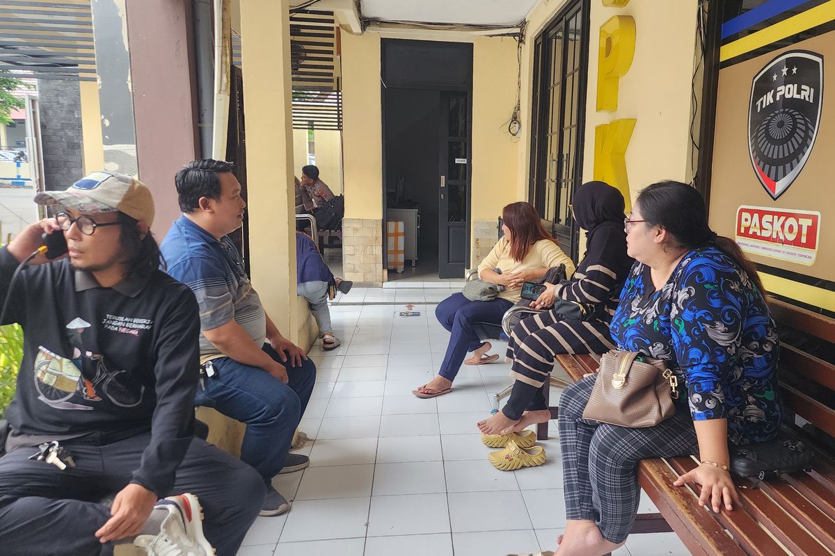 PRNIPUAN: Ibu-ibu asal Surabaya yang menjadi korban penipuan bermodus tanam modal usaha skincare sedang melapor ke Polres Pasuruan Kota, Kamis (26/12/2024) 