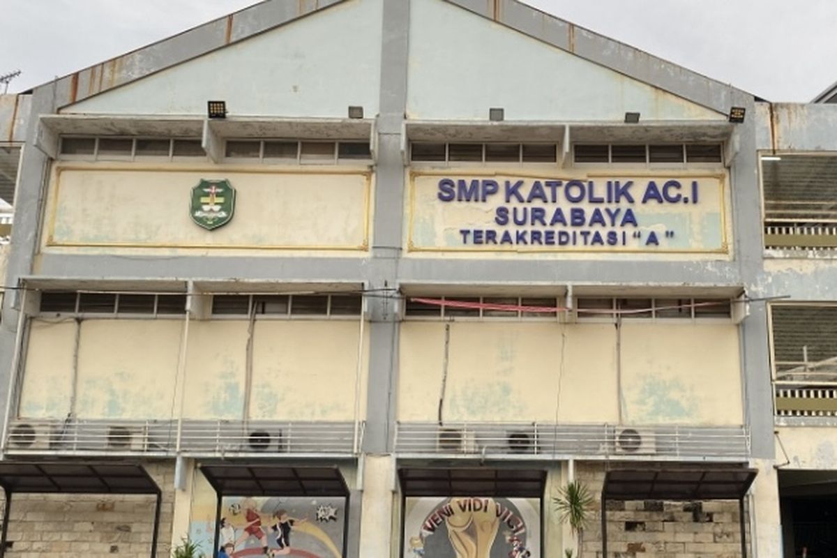 Sekolah korban tewas akibat tersetrum listrik di Surabaya, Minggu (12/5/2025).