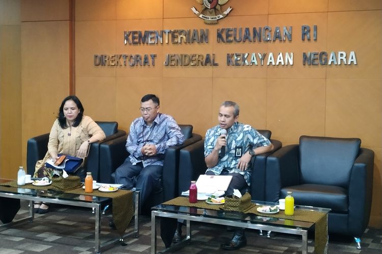 Direktur Penilaian Direktorat Jenderal Kekayaan Negara (DJKN) Kemenku Meirijal NurSMF (kanan) memberikan penjelasan tentang pengadaan rumah bagi Masyarakat Berpenghasilan Rendah (MBR) di Kantor DJKN Kemenkeu, Jakarta, Jumat (4/10/2019).