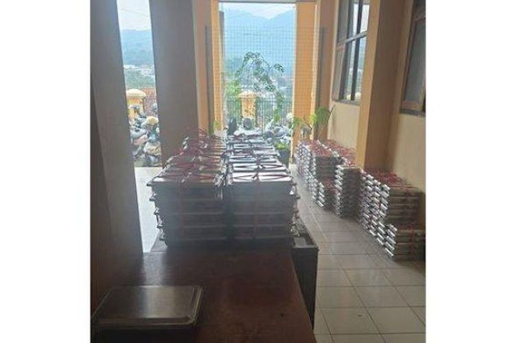Ratusan paket makanan makan bergizi gratis (MBG) yang dikembalikan oleh siswa SMA Negeri Jatinangor, Kabupaten Simedang, Rabu (26/2/2025).