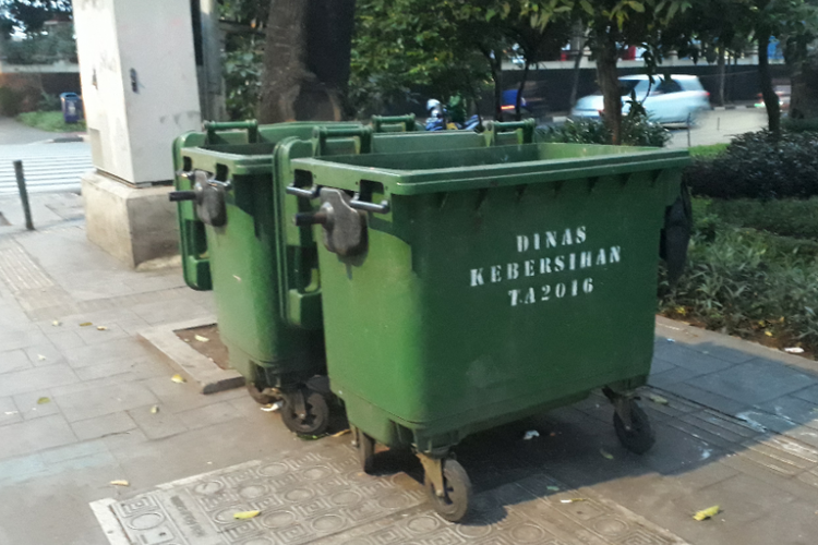 Tong sampah buatan Jerman di Jalan Raya Kalibata, Jakarta Selatan. Foto diambil Senin (4/6/2018).