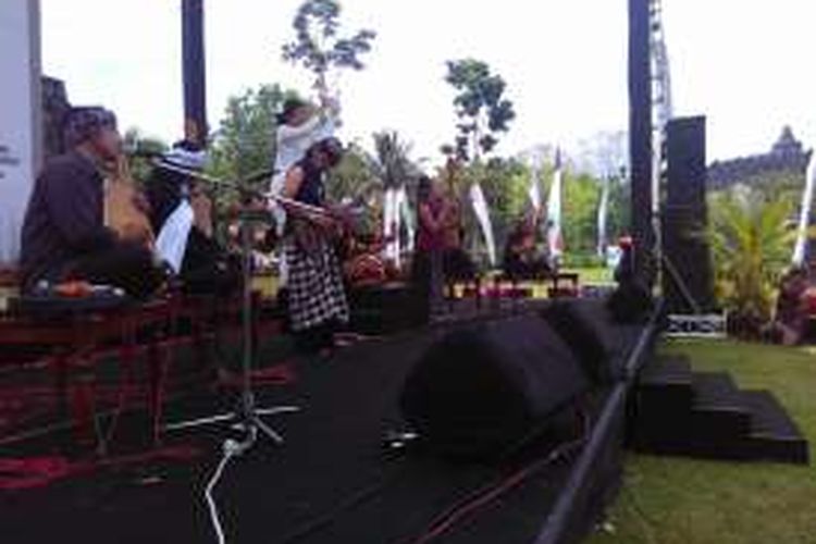 Trie Utami, Dewa Bujana, Didik Nini Thowok, dan musisi Jaringan Kampung Nusantara memainkan alat musik 