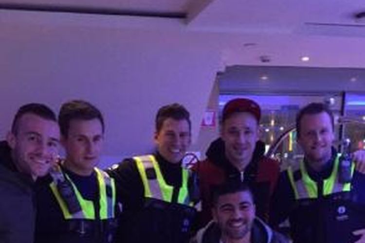 Gelandang AS Roma, Radja Nainggolan, berfoto bersama para polisi di Belgia. Nainggolan sempat disangka sebagai teroris oleh seorang tamu hotel karena penampilannya yang mencurigakan.