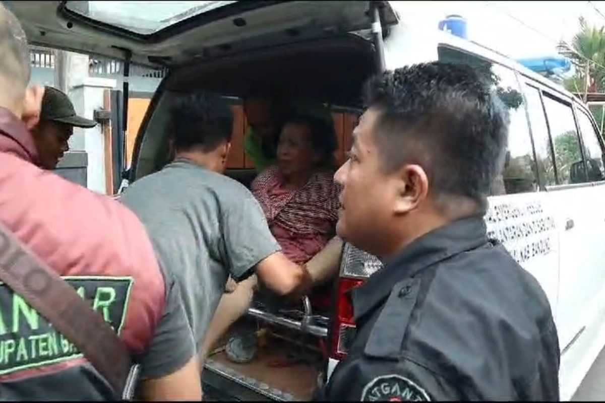 Proses Evakuasi Ibu Guritno (70) oleh Dinas Sosial Kabupaten Bandung di Kediamannya di Komplek Sukamenak Indah, Blok H RT 06 RW 01, Desa Sayati, Kecamatan Margahayu, Kabupaten Bandung,