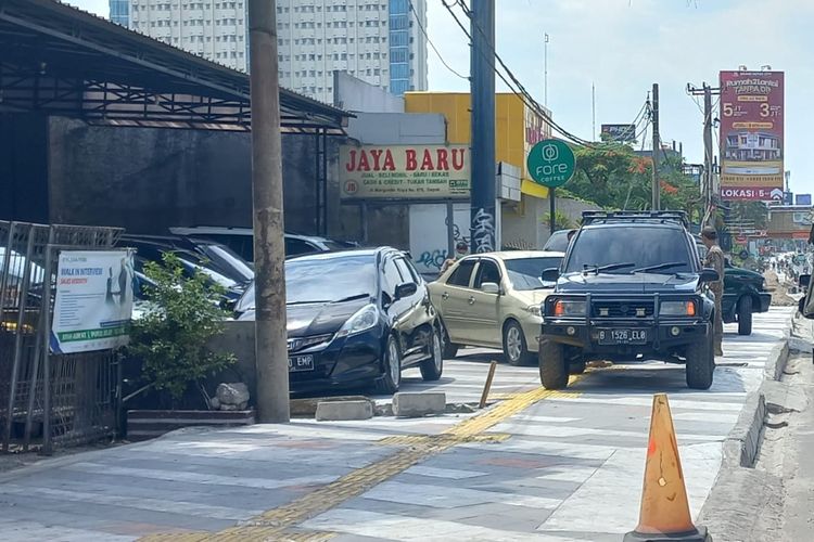 Sejumlah mobil terparkir di atas trotoar Jalan Margonda, yang masih dalam tahap revitaisasi pada Rabu (23/11/2022).