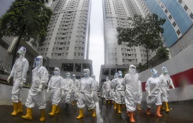 Sejumlah tenaga kesehatan berjalan menuju ruang perawatan pasien COVID-19 di Rumah Sakit Darurat (RSD) COVID-19, Wisma Atlet Kemayoran, Jakarta, Selasa (26/1/2021). Satuan Tugas Penanganan COVID-19 Pusat mengumumkan per Selasa (26/1) pukul 15.55 WIB, terdapat penambahan jumlah kasus terkonfirmasi positif COVID-19 sebanyak 13.094 orang sehingga total telah mencapai 1.012.350 kasus di Indonesia.  ANTARA FOTO/M Risyal Hidayat/wsj.