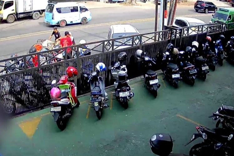 Sambil Gendong Anak, IRT Selundupkan Narkotika di Area Sensitif Saat Jenguk Suami di Rutan Cirebon