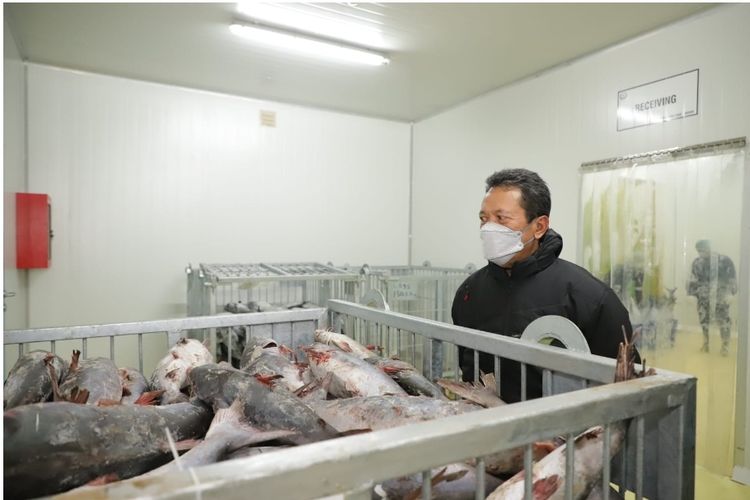 Menteri Kelautan dan Perikanan (KKP) Sakti Wahyu Trenggono meresmikan cold storage di Tempat Pelelangan Ikan (TPI) Karangsong, Kabupaten Indramayu.