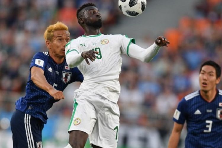 Mbaye Niang lebih cepat menyambut bola daripada Yuto Nagatomo pada pertandingan Jepang vs Senegal di Yekaterinburg, 24 Juni 2018. 