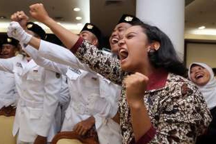 Anggota Paskibraka asal Depok, Gloria Natapradja Hamel (kanan) menyanyikan yel-yel bersama anggota Paskibraka Tim Arjuna yang selesai bertugas mengibarkan bendera, di Wisma Negara, Kompleks Istana Kepresidenan, Jakarta Pusat, Rabu (17/8/2016). Walaupun tidak turut bertugas mengibarkan bendera karena tersandung masalah status kewarganegaraan ia diperbolehkan menyaksikan dan menunggu rekan-rekannya selesai bertugas.  