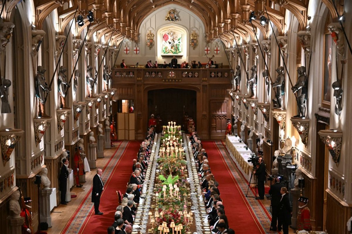 Jamuan makan malam di Kastel Windsor, Windsor, pada 17 September 2025, dalam Kunjungan Kenegaraan kedua Presiden AS Donald Trump. Menu kerajaan yang dihidangkan meliputi ballotine, panna cotta, hingga anggur vintage langka.