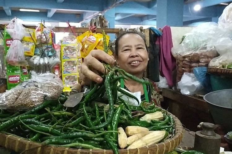 Penjual cabai di Pasar Karangayu Semarang, Jawa Tengah. Sabtu (4/6/2022)