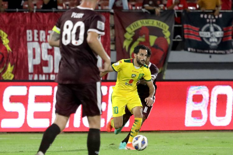 Pemain Kedah Darul Aman FC Mahmoud Almardi saat babak semifinal zona ASEAN AFC Cup 2022 melawan PSM Makassar yang berakhir dengan skor 2-1 di Stadion Kapten I Wayan Dipta Gianyar, Selasa (9/8/2022) malam.Mahmoud